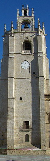 El cimbanillo en la espadaña de la torre de la catedral de san Antolín de Palencia, una vieja campana fundida hacia el año 1254 